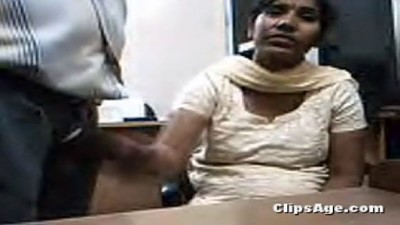 Office Aunty Pool Oombi Cow Nilaiyil Ookum Hot